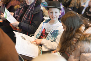 Junge Schüler mit Schülerzeitung
